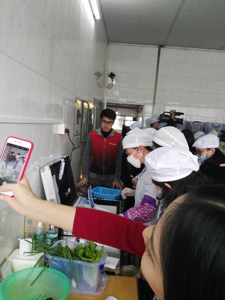 南海區(qū)食品藥品監(jiān)督局獅山分局食用農(nóng)產(chǎn)品快檢設備捐贈儀式在獅山舉